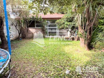 CHALET 4 AMB C/COCHERA- QUINCHO Y JARDIN. QUILMES OESTE