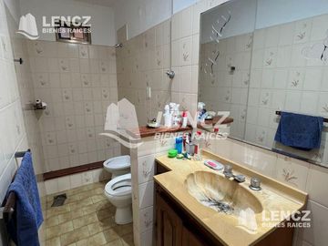 CHALET 4 AMB C/COCHERA- QUINCHO Y JARDIN. QUILMES OESTE