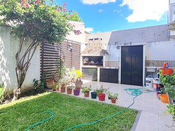 Es perfecto! PH en Planta Baja con jardín y cochera ¿Qué más podes pedir?