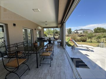 Casa en  venta en country Terravista con fondo a lago
