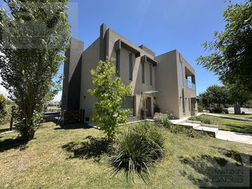 Casa en  venta en country Terravista con fondo a lago