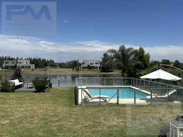 Casa en  venta en country Terravista con fondo a lago
