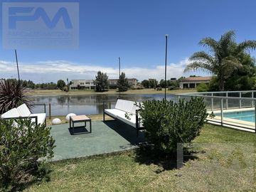 Casa en  venta en country Terravista con fondo a lago