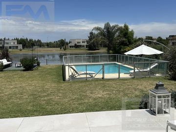 Casa en  venta en country Terravista con fondo a lago