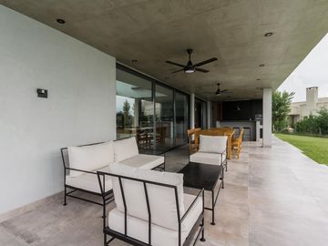 VENTA CASA 7 AMBIENTES - SALIDA LAGUNA - CHACRAS DE LA RESERVA