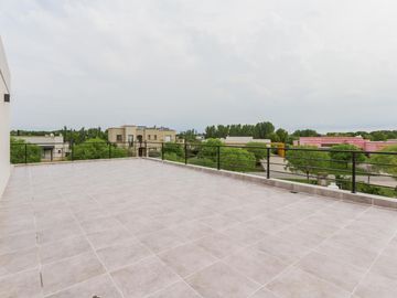 VENTA CASA 7 AMBIENTES - SALIDA LAGUNA - CHACRAS DE LA RESERVA