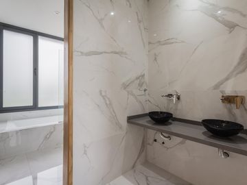 VENTA CASA 7 AMBIENTES - SALIDA LAGUNA - CHACRAS DE LA RESERVA