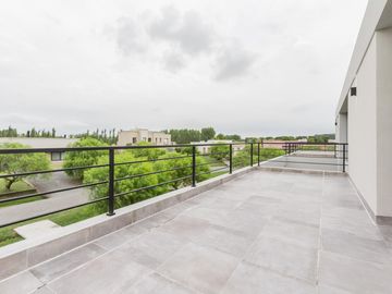 VENTA CASA 7 AMBIENTES - SALIDA LAGUNA - CHACRAS DE LA RESERVA