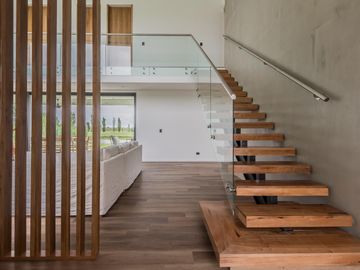 VENTA CASA 7 AMBIENTES - SALIDA LAGUNA - CHACRAS DE LA RESERVA