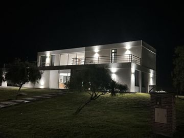 VENTA CASA 7 AMBIENTES - SALIDA LAGUNA - CHACRAS DE LA RESERVA