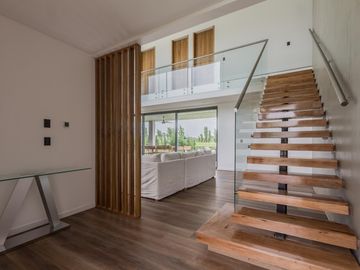 VENTA CASA 7 AMBIENTES - SALIDA LAGUNA - CHACRAS DE LA RESERVA