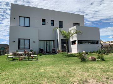 HERMOSA CASA EN BARRIO EL ENSUEÑO, ING MASCHWITZ.