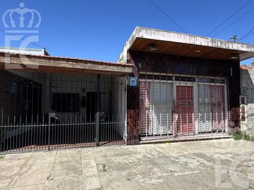 Casa con local en Lanús Oeste para reciclar