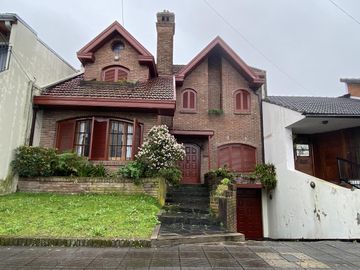 Venta casa 4 ambientes, cochera y piscina en Don Bosco