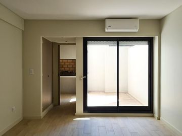 Venta monoambiente a estrenar con patio exclusivo y parrillero