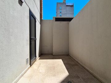 Venta monoambiente a estrenar con patio exclusivo y parrillero