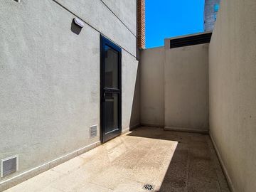 Venta monoambiente a estrenar con patio exclusivo y parrillero