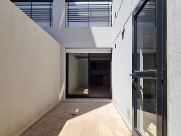 Venta monoambiente a estrenar con patio exclusivo y parrillero