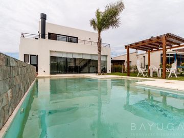 Casa en Venta - Barrio Santa Elena - Pilar del Este