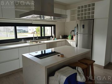 Casa en Venta - Barrio Santa Elena - Pilar del Este