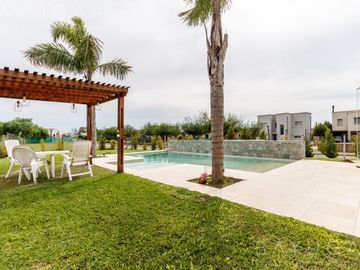 Casa en Venta - Barrio Santa Elena - Pilar del Este