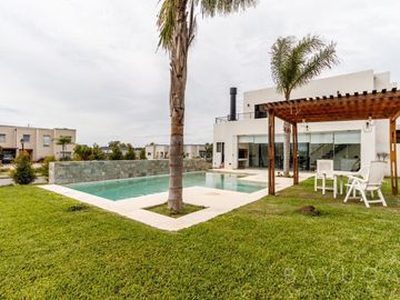 Casa en Venta - Barrio Santa Elena - Pilar del Este