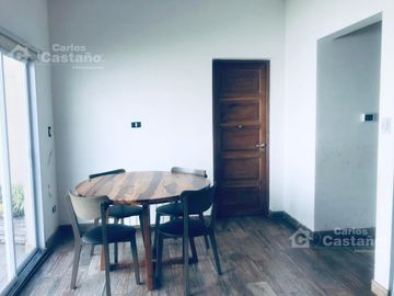 Casa de Bajos, 3 Amb. con Jardín al Frente, Fondo con Parrilla y Garaje