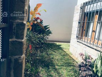 Casa de Bajos, 3 Amb. con Jardín al Frente, Fondo con Parrilla y Garaje