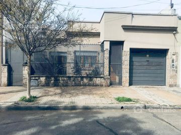 Casa de Bajos, 3 Amb. con Jardín al Frente, Fondo con Parrilla y Garaje