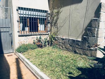 Casa de Bajos, 3 Amb. con Jardín al Frente, Fondo con Parrilla y Garaje