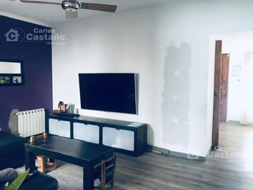 Casa de Bajos, 3 Amb. con Jardín al Frente, Fondo con Parrilla y Garaje