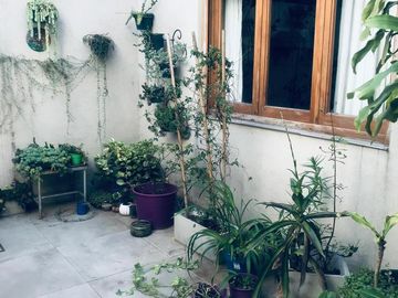 Casa de Bajos, 3 Amb. con Jardín al Frente, Fondo con Parrilla y Garaje