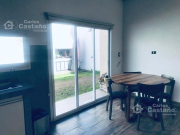 Casa de Bajos, 3 Amb. con Jardín al Frente, Fondo con Parrilla y Garaje