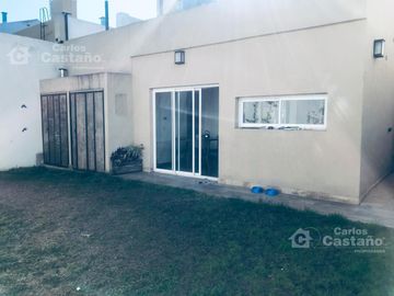 Casa de Bajos, 3 Amb. con Jardín al Frente, Fondo con Parrilla y Garaje