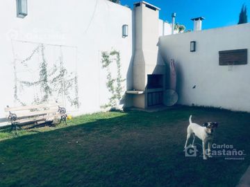 Casa de Bajos, 3 Amb. con Jardín al Frente, Fondo con Parrilla y Garaje