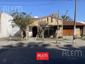 CASA EN VENTA  MORON - 5 AMBIENTES - PILETA, QUINCHO, PARQUE y 2 COCH