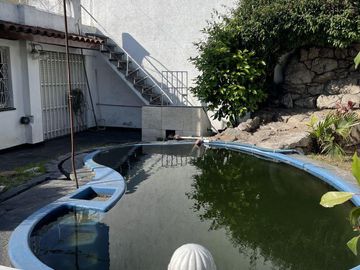 CASA EN VENTA  MORON - 5 AMBIENTES - PILETA, QUINCHO, PARQUE y 2 COCH