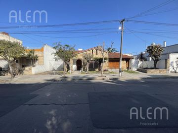 CASA EN VENTA  MORON - 5 AMBIENTES - PILETA, QUINCHO, PARQUE y 2 COCH