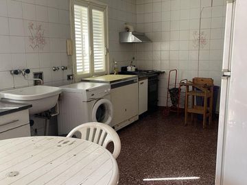 CASA EN VENTA  MORON - 5 AMBIENTES - PILETA, QUINCHO, PARQUE y 2 COCH