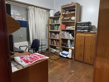 CASA EN VENTA  MORON - 5 AMBIENTES - PILETA, QUINCHO, PARQUE y 2 COCH