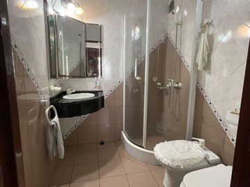 CASA EN VENTA  MORON - 5 AMBIENTES - PILETA, QUINCHO, PARQUE y 2 COCH