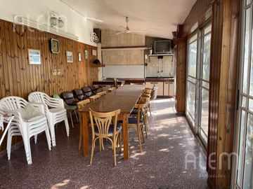 CASA EN VENTA  MORON - 5 AMBIENTES - PILETA, QUINCHO, PARQUE y 2 COCH