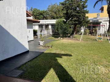 CASA EN VENTA  MORON - 5 AMBIENTES - PILETA, QUINCHO, PARQUE y 2 COCH