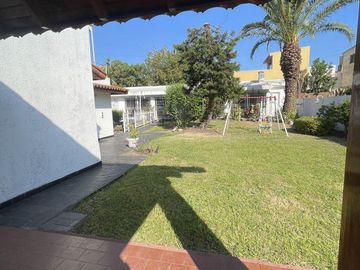 CASA EN VENTA  MORON - 5 AMBIENTES - PILETA, QUINCHO, PARQUE y 2 COCH