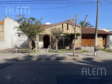 CASA EN VENTA  MORON - 5 AMBIENTES - PILETA, QUINCHO, PARQUE y 2 COCH