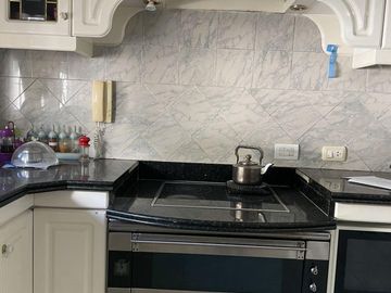 CASA EN VENTA  MORON - 5 AMBIENTES - PILETA, QUINCHO, PARQUE y 2 COCH