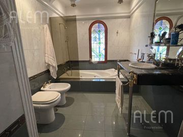CASA EN VENTA  MORON - 5 AMBIENTES - PILETA, QUINCHO, PARQUE y 2 COCH
