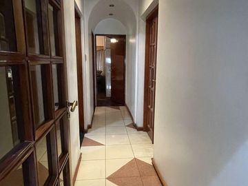 CASA EN VENTA  MORON - 5 AMBIENTES - PILETA, QUINCHO, PARQUE y 2 COCH