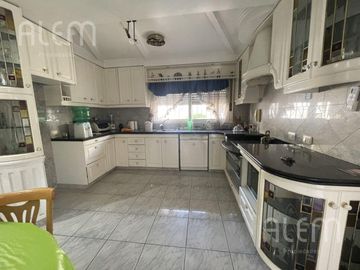 CASA EN VENTA  MORON - 5 AMBIENTES - PILETA, QUINCHO, PARQUE y 2 COCH