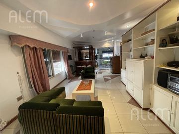 CASA EN VENTA  MORON - 5 AMBIENTES - PILETA, QUINCHO, PARQUE y 2 COCH